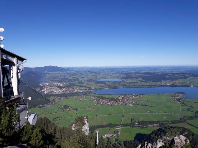 Blick vom Tegelberghaus ins Füssener Land mit Forggensee, Hopfensee und Weißensee