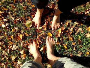 Barfuß im Herbstlaub