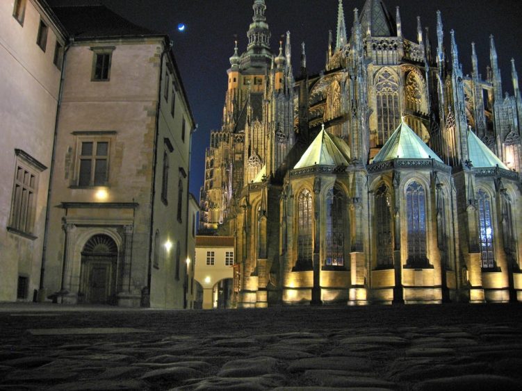 St. Vitus cathredral with pavement 