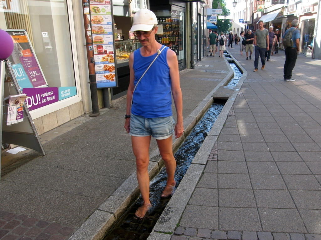 Barfüßer im Bächle