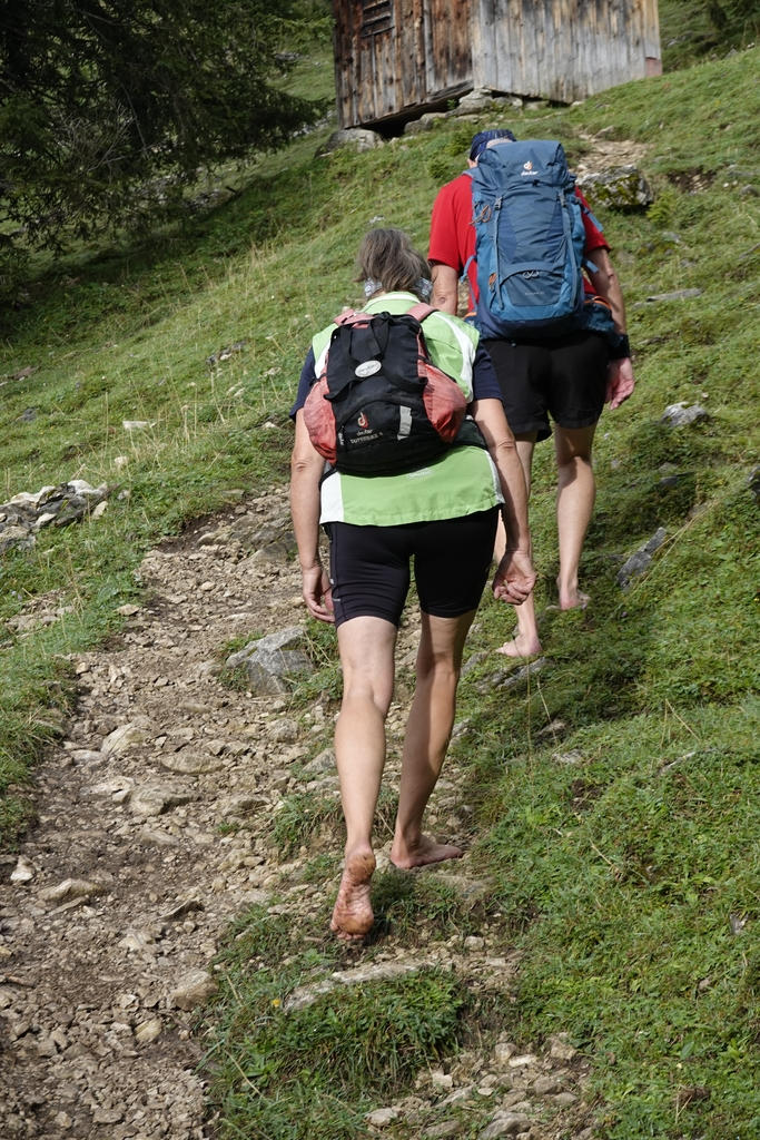 Barfuß neben dem Geröllweg
