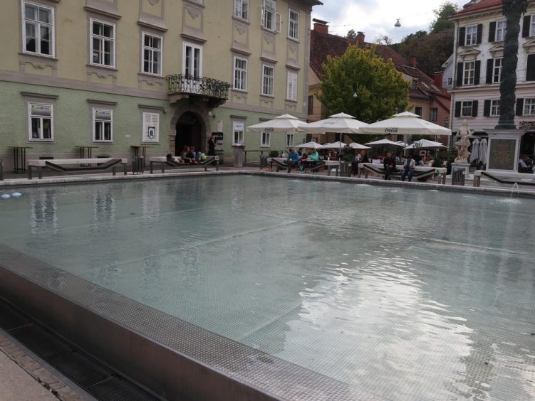 Brunnen am Karmeliterplatz in Graz