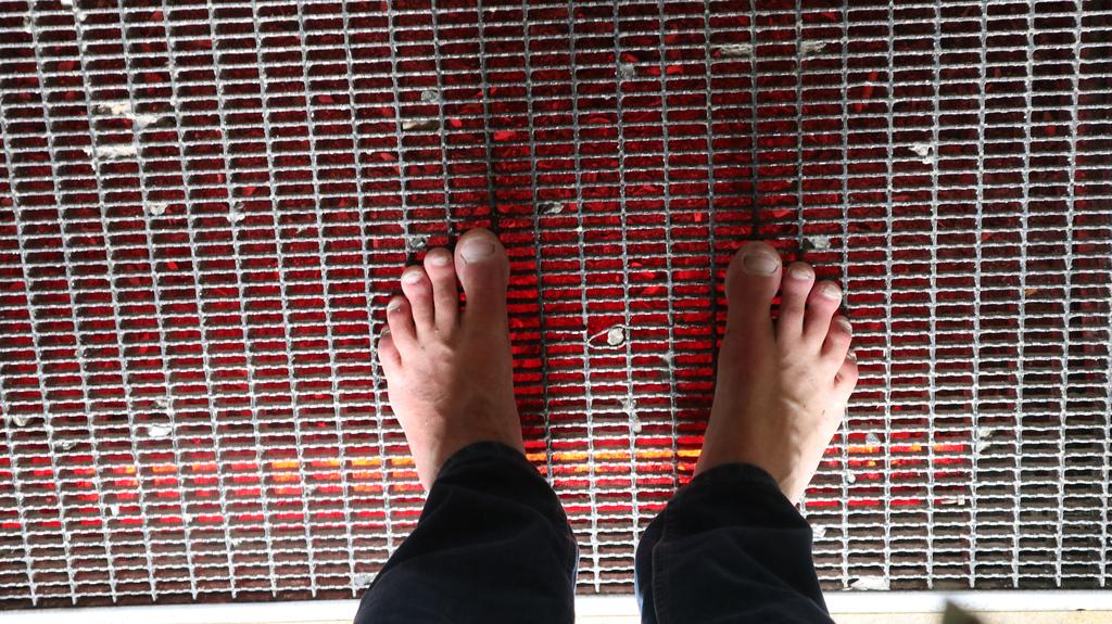 Barfuß auf Gitterwegen im Schlossbergstollen