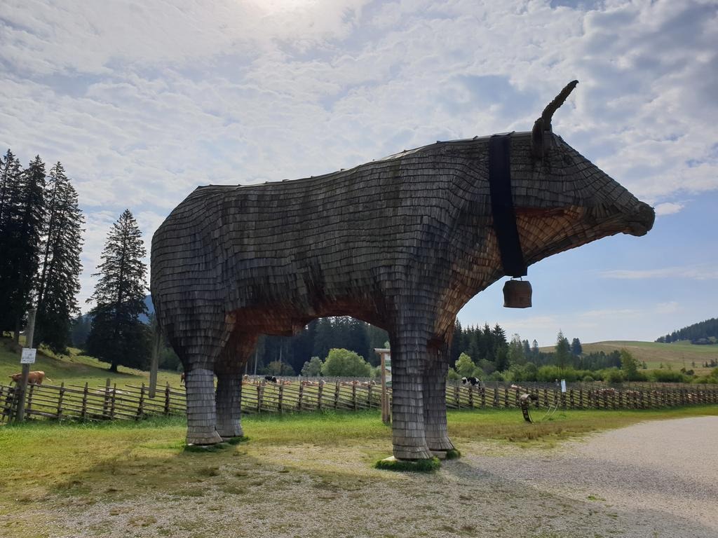 An der hölzernen Kuh zweigt der Wanderweg ab