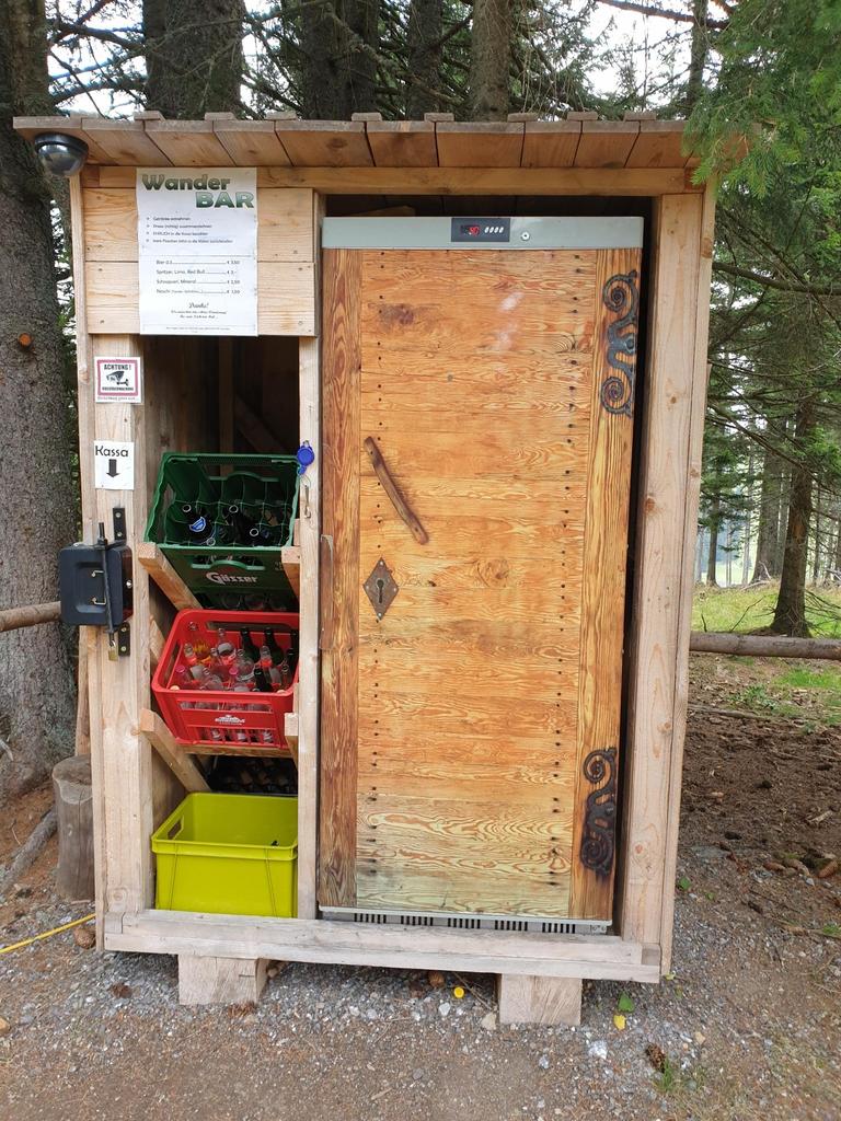Die Wanderbar, ein Kühlschrank mit Getränken zur Selbstbedienung