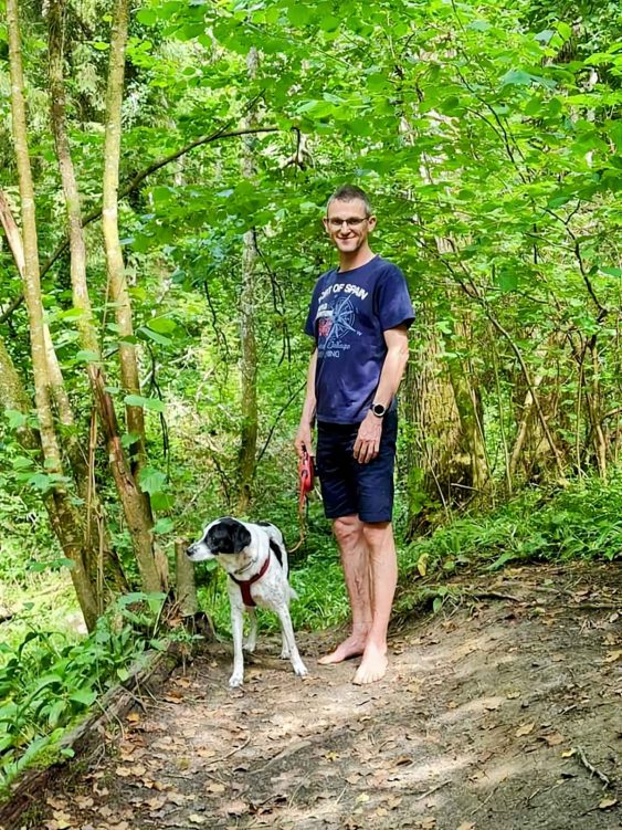 Jürgen Hirsch mit Hund im Wald