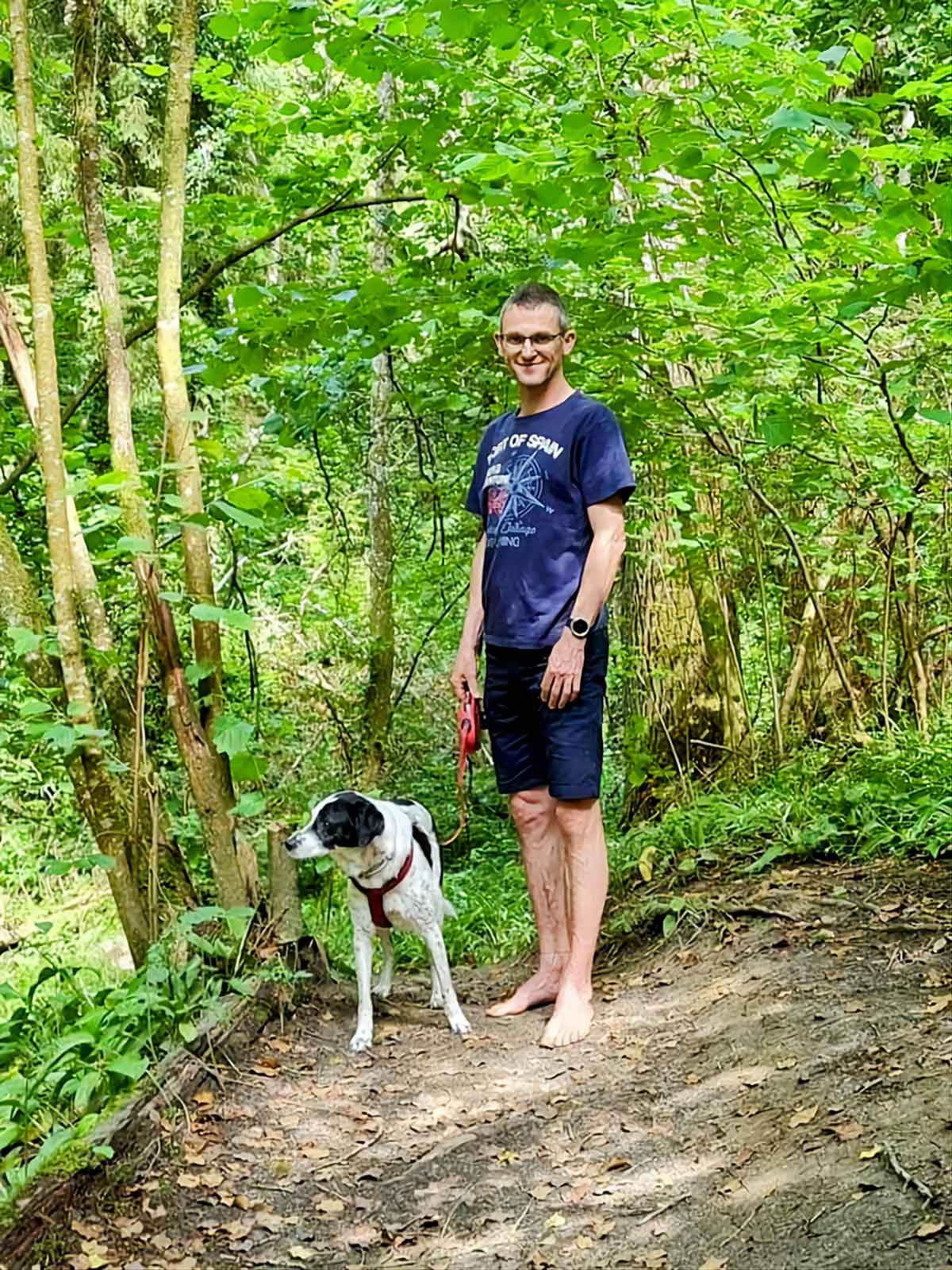 Jürgen Hirsch mit Hund im Wald