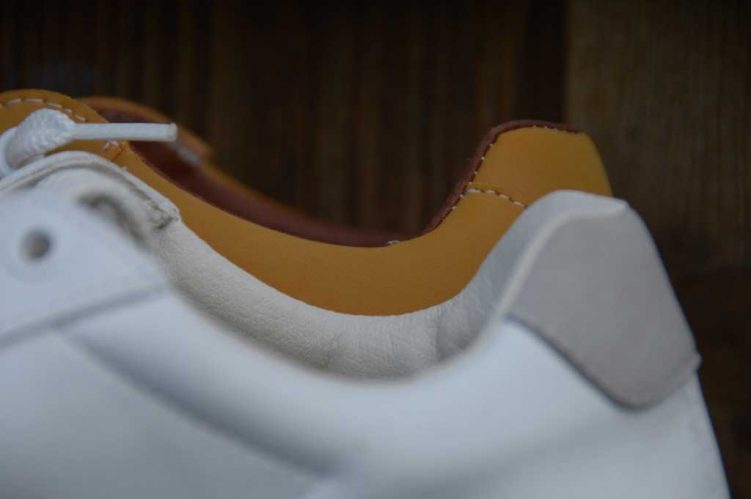 Die Knöchelaussparung zweier Schuhe im Vergleich