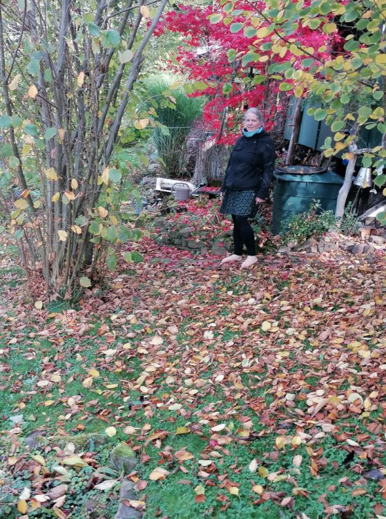 Conny in ihrem Garten