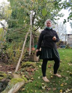 Conny in ihrem Garten